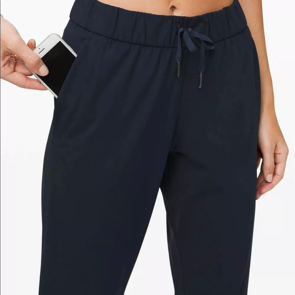Lululemon ON THE FLY JOGGER Navy Blue Woven Womens Size 2